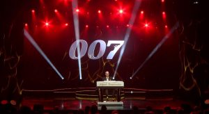 "007 James Bond" Theme aus dem Film "Dr. No" beim Crew Show Opening im Theater der Mein Schiff 6