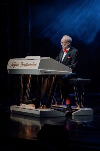 Crew Show Opening im Theater der Mein Schiff 6