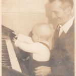 Klein Alfred mit seinem Opa am Harmonium